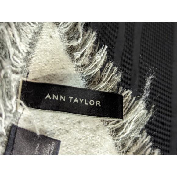 NWOT! ANN TAYLOR! ABSOLUTELY GORGEOUS DOVE GRAY, CREAM HUGE SCARF, WRAP! - Picture 6 of 10